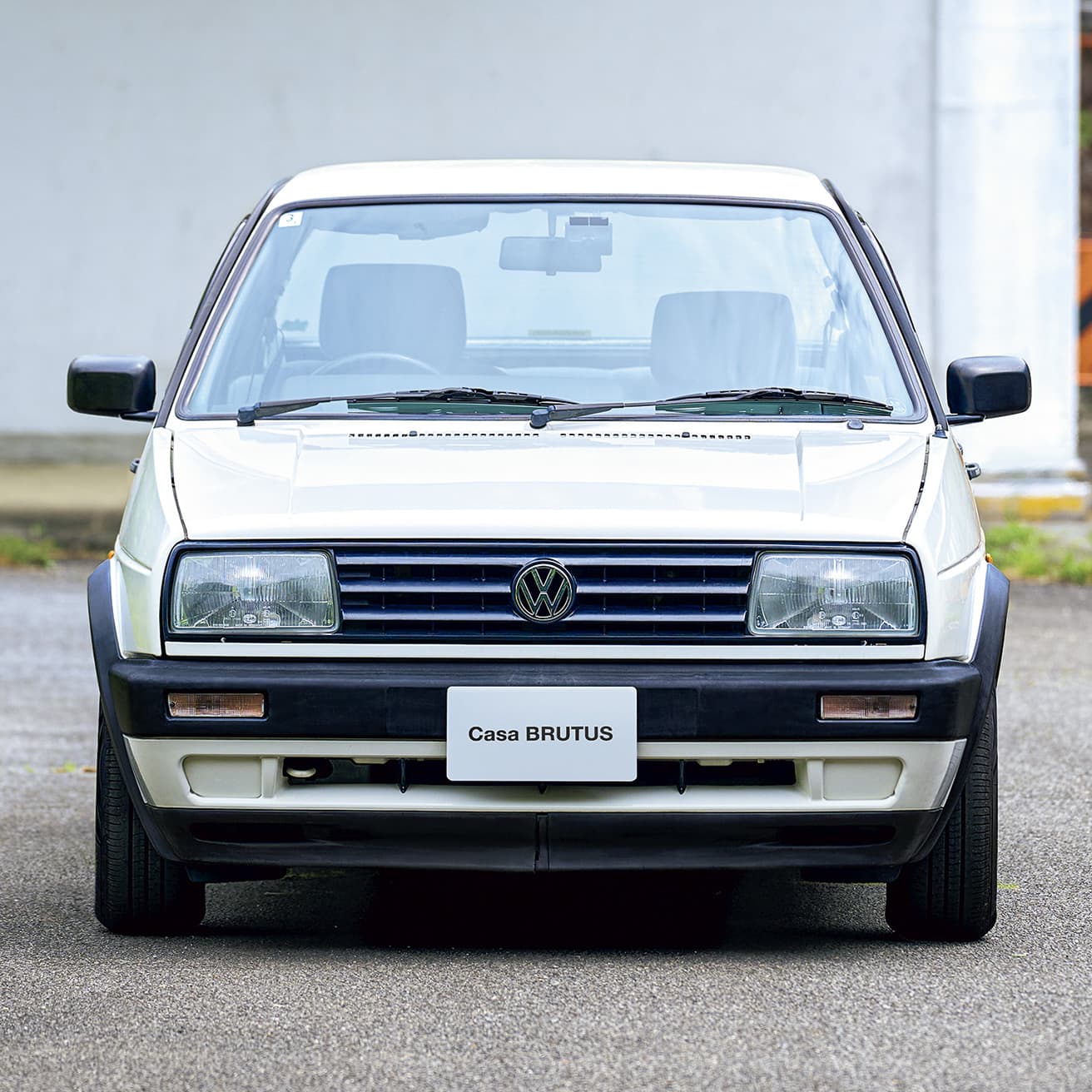 《ゴルフII》と車体の多くを共用するが、《ジェッタII》は角型ヘッドライトを採用。