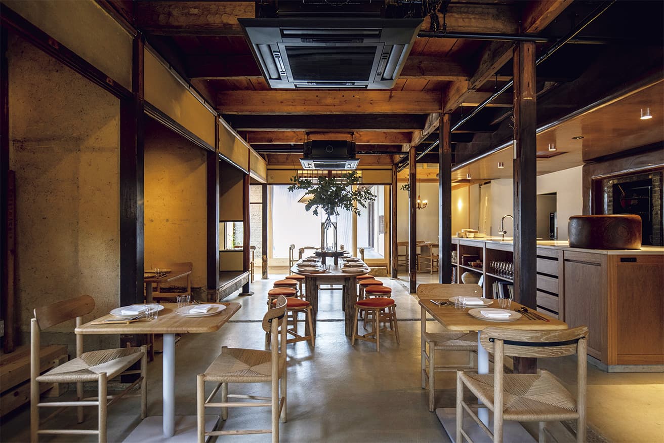 レストラン〈HiTOHi〉内観。夜は旬の食材を本格的な薪焼き料理で提供。