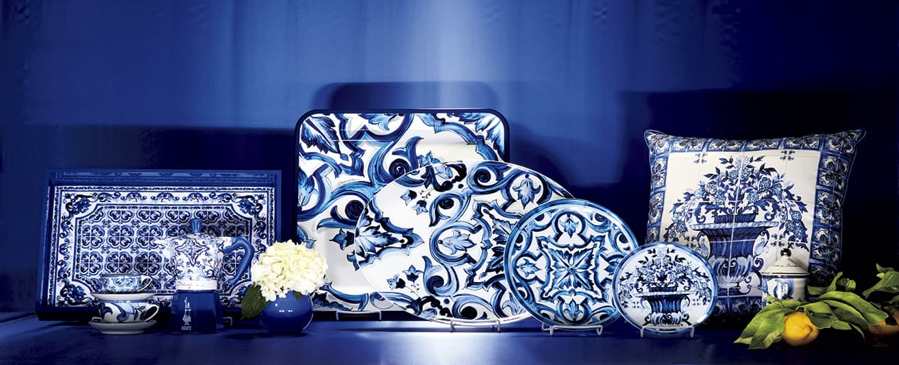 「Blu Mediterraneo」クッション81,400円、蓋付きキャンドル53,900円、プレート（2枚）49,500円〜、オーバルプレート99,000円、スクエアトレイ264,000円、ベース31,900円、ウッドトレイ81,400円、モカポット22,000円、カップ＆ソーサー26,400円〜。