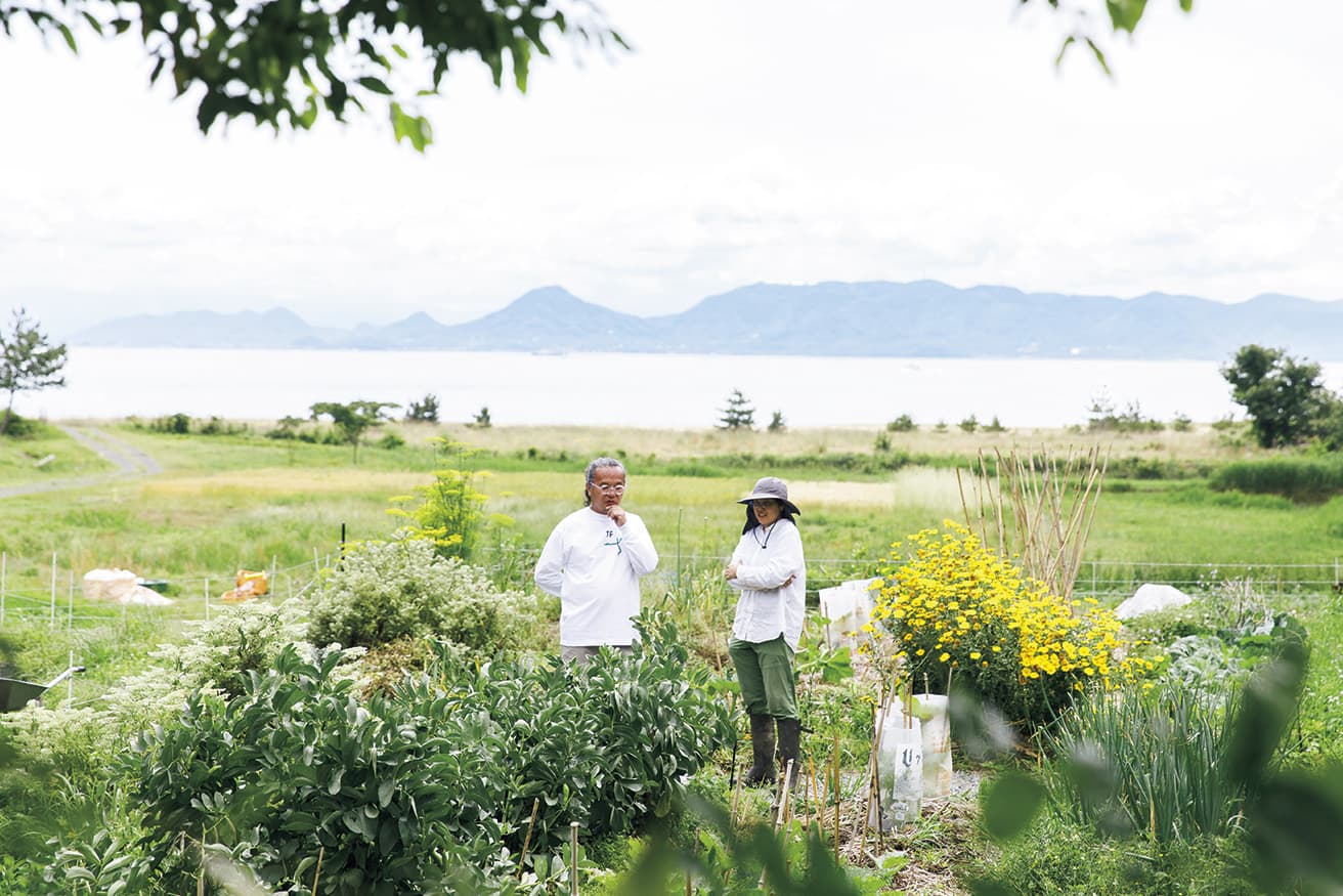 〈Teshima Factory〉は株式会社アミューズによる、豊島の自然と循環を再生するプロジェクトの一環で、農業にも3年前から取り組む。島に移住し農に向き合う河邉琴乃さん（写真）の奮闘にも長坂は心を打たれたそう。