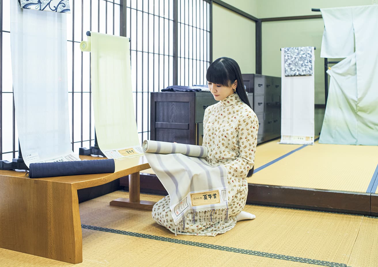 石川県の伝統工芸品「牛首紬」を、糸作りから織りまで一貫して手がける〈西山産業〉の白山工房で。かしゆか店主が惹かれたのは、単衣の着物を作る「夏牛首」。「軽やかで繊細。ところどころに糸のフシがあるのも素敵です」