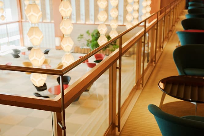 〈The Okura Tokyo〉ロビーの中二階には、ある理由から高さの異なる2本の手すりが。その理由とは？