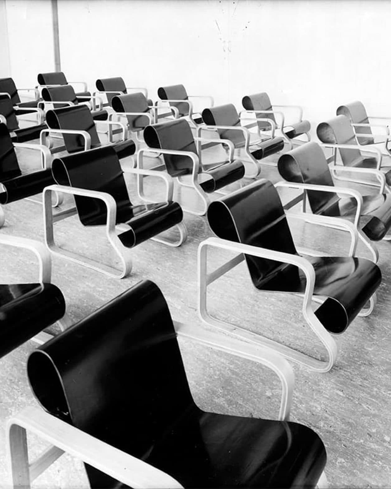 アアルトの代表作であるこの椅子は、アアルト設計の「ある建物」のためにデザインされた。その建物とは？