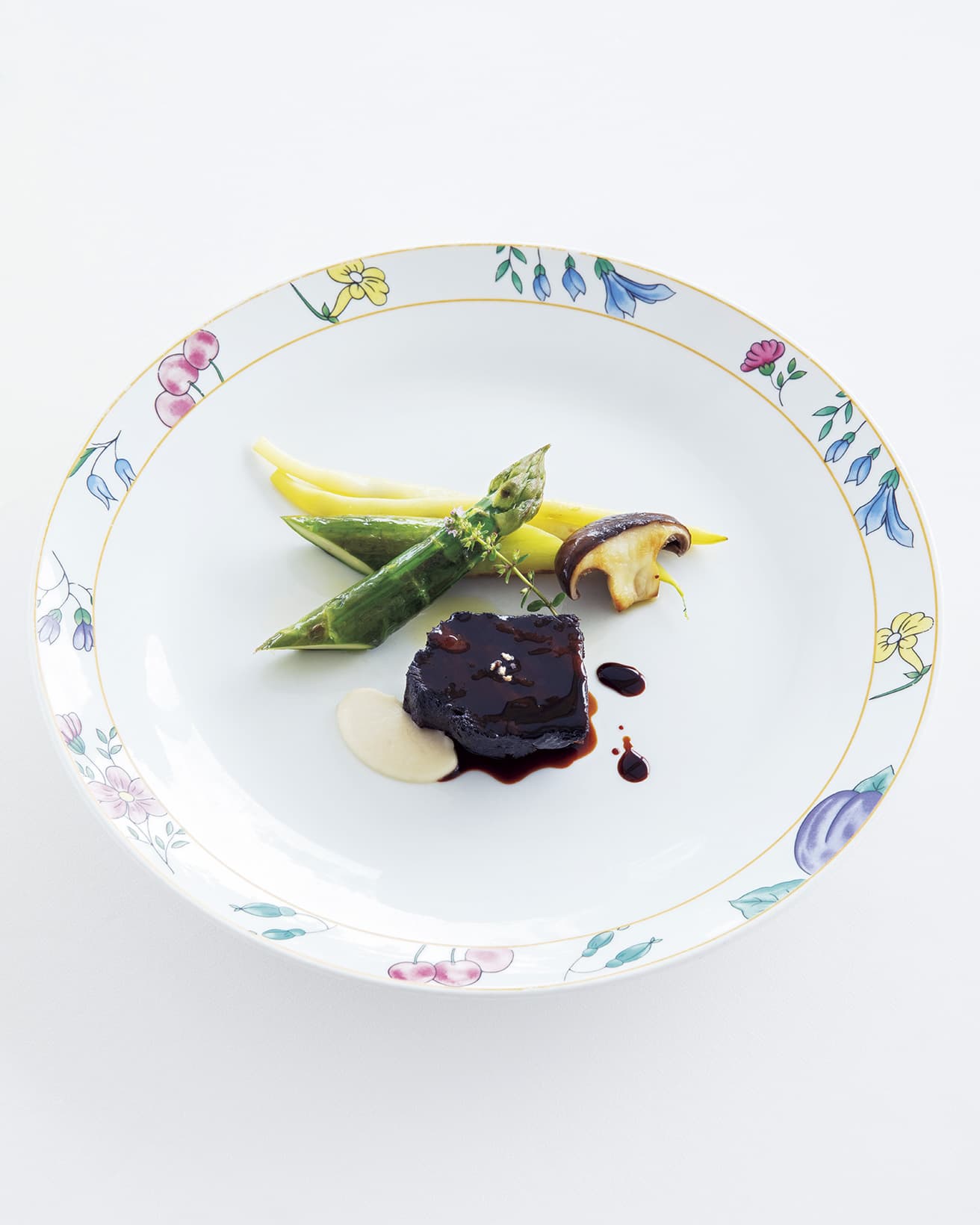 ディナーコースのグリルから、牛ほほ肉の赤ワイン煮。