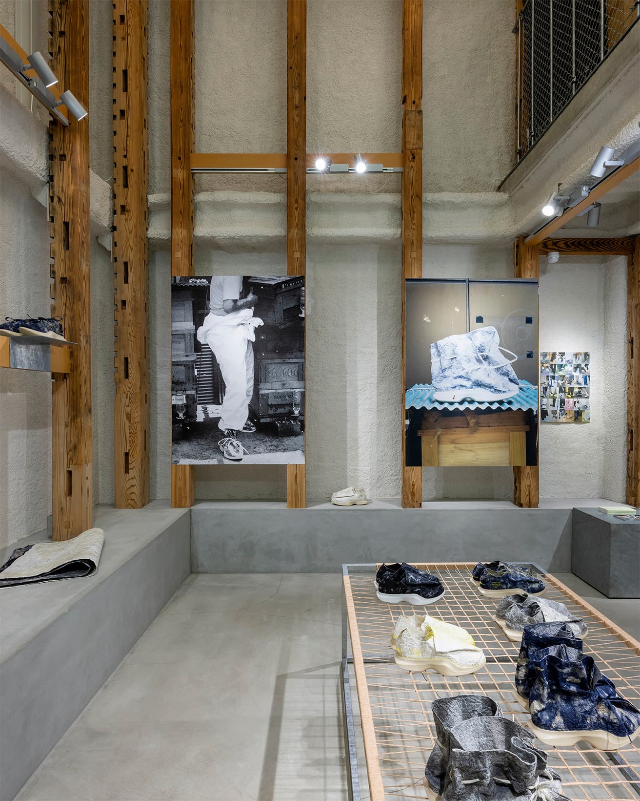 〈T-HOUSE New Balance〉では、今回の作品と蔵を再構築した空間が見事に溶け込む。