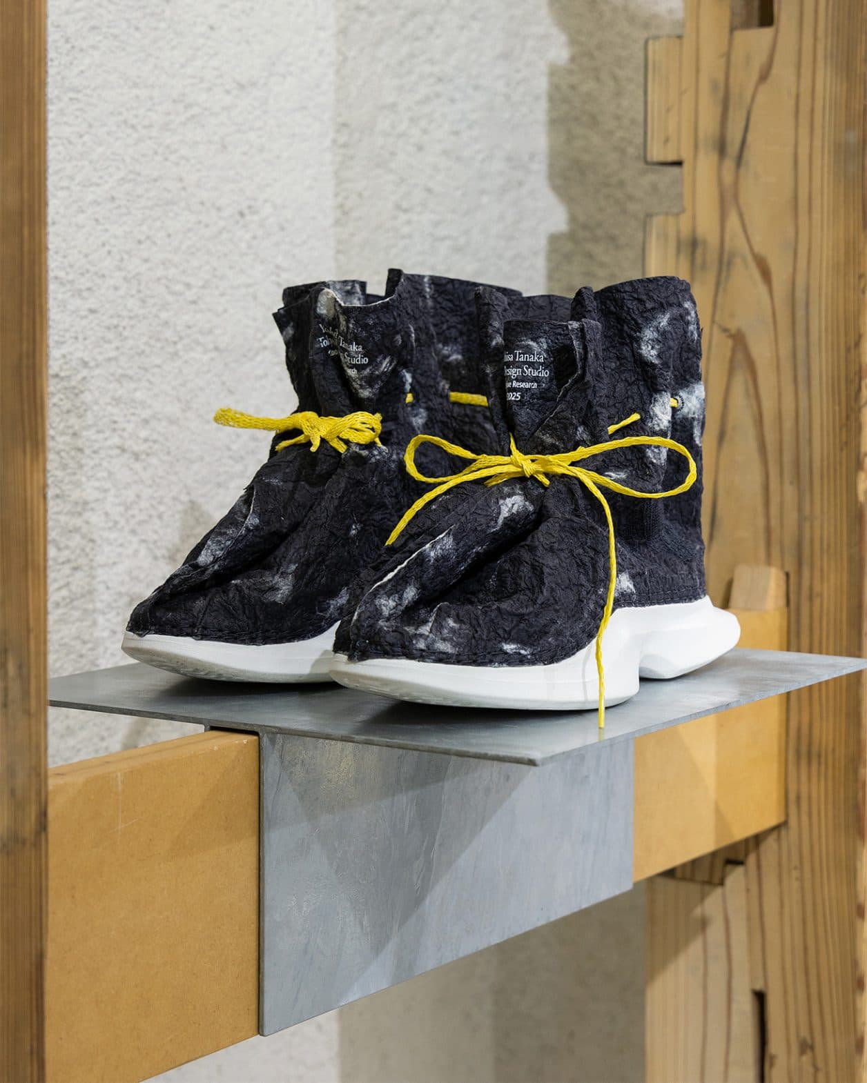 和紙のプロトタイプシューズを発表！ 田中義久とのアップサイクル研究を〈T-HOUSE New Balance〉で展示。