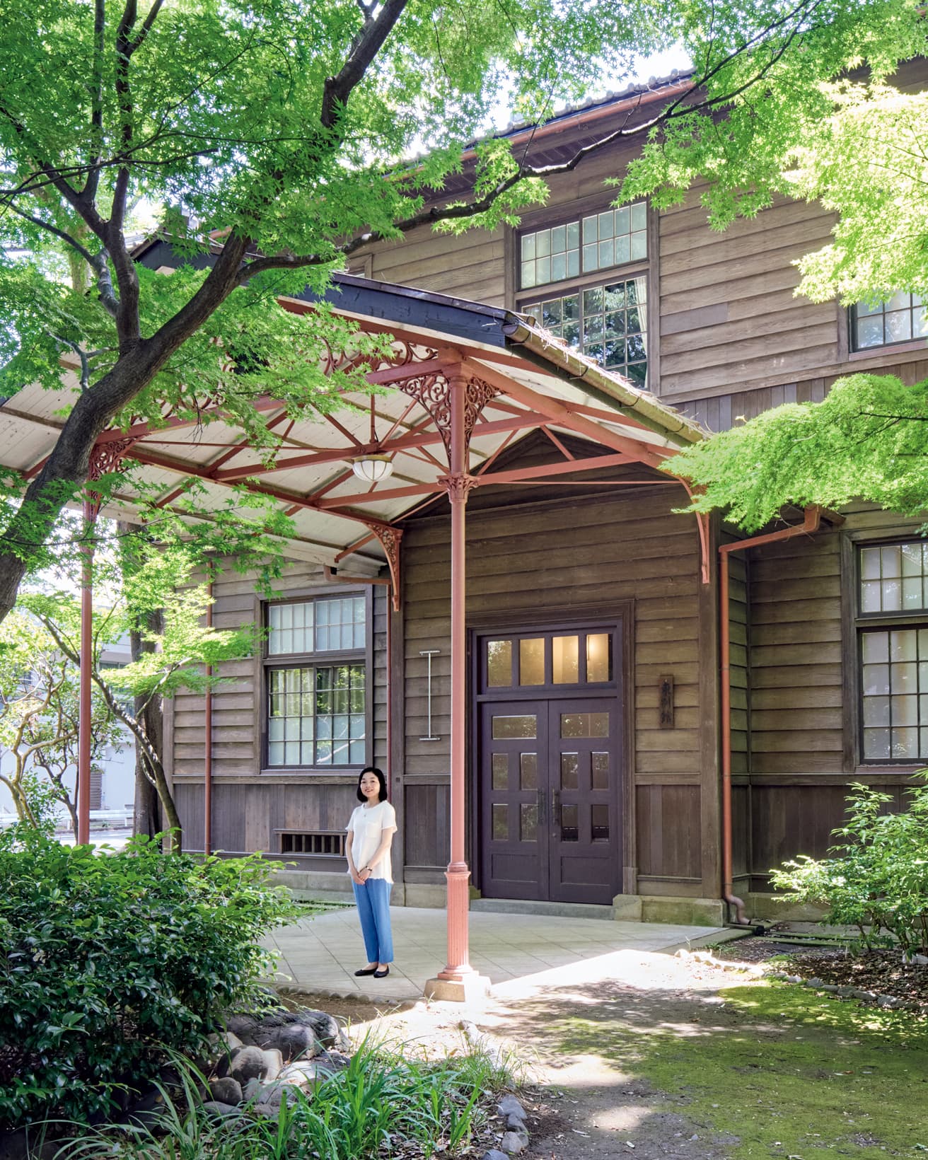 学習院 東別館の正面玄関。玄関の庇はかなり高く設けられており、これは皇族の馬車での登校に配慮したためのもの。