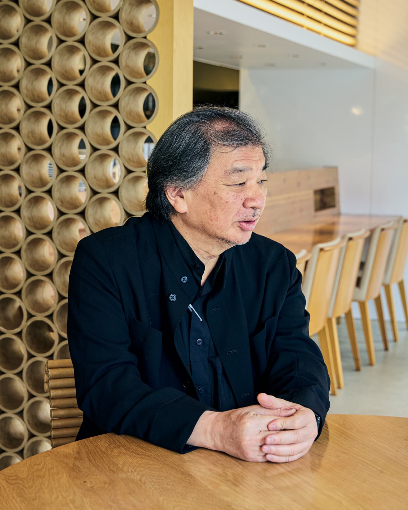 建築家・坂 茂。対談が行われた東京・世田谷のレストラン〈ヴァンサンテ〉の設計を手がけた。
