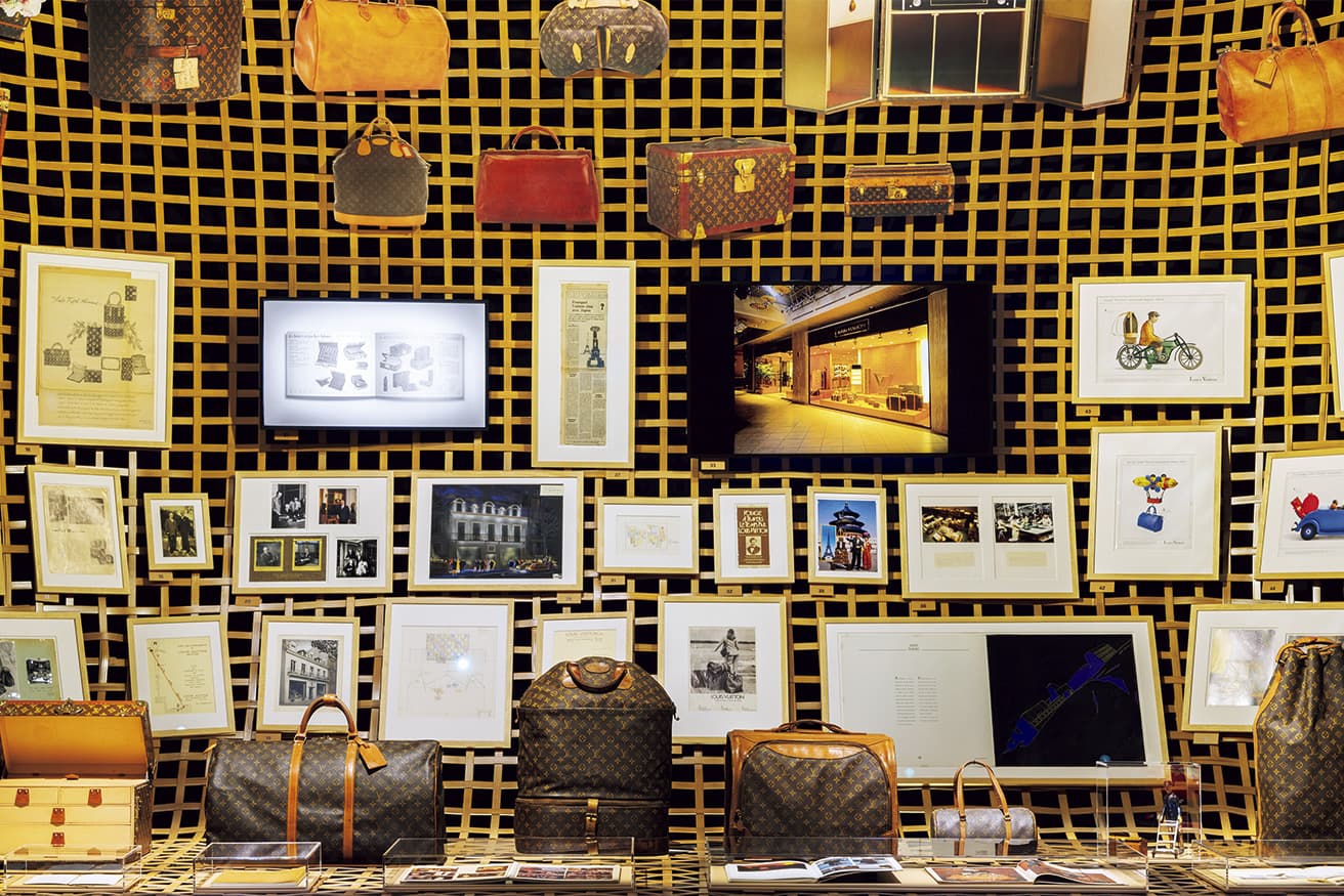 モノグラム・キャンバスを使った製品や昔の店舗の写真、カタログや雑誌広告など。