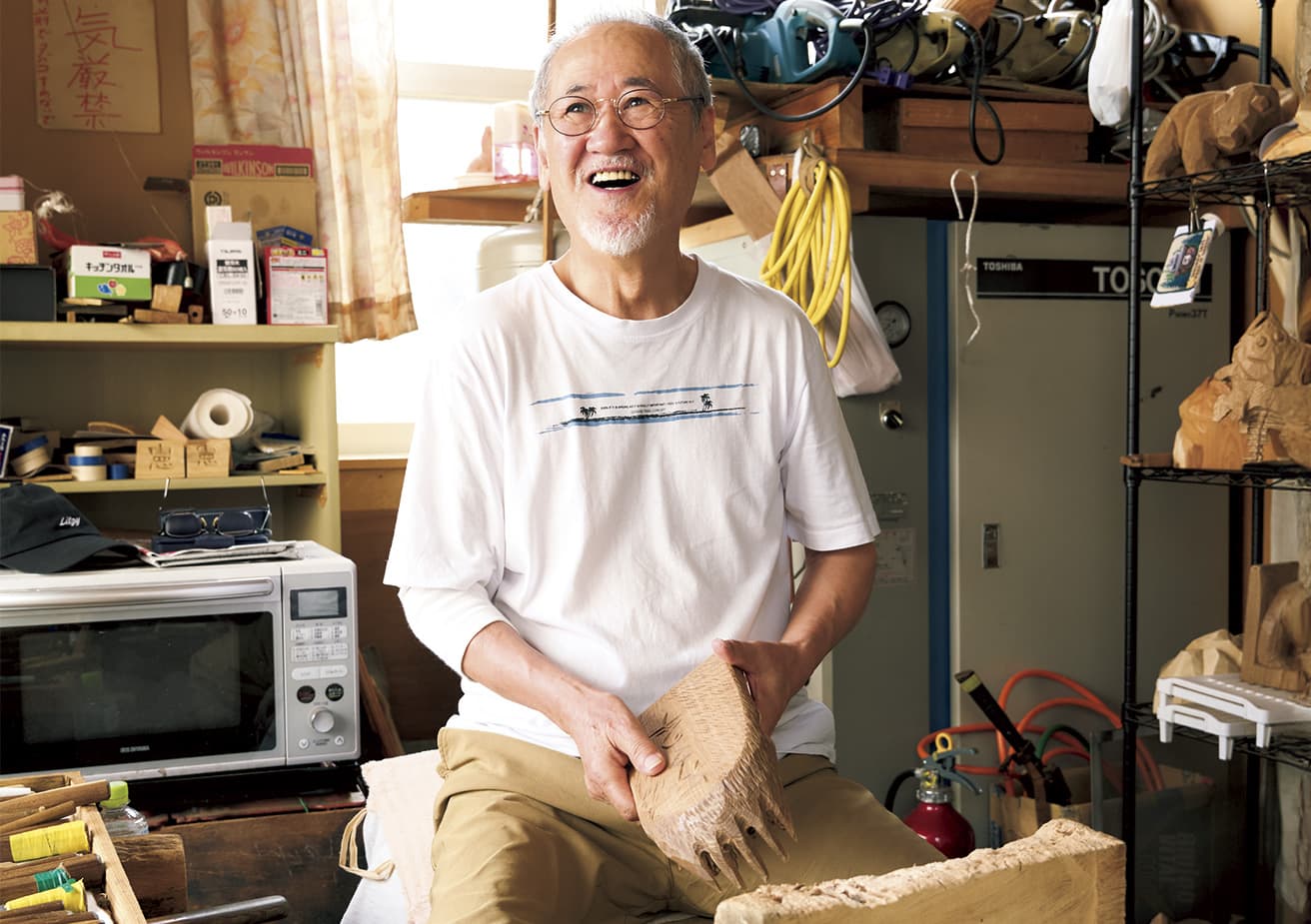 熊彫りを始めて54年目の佐藤憲治さん。