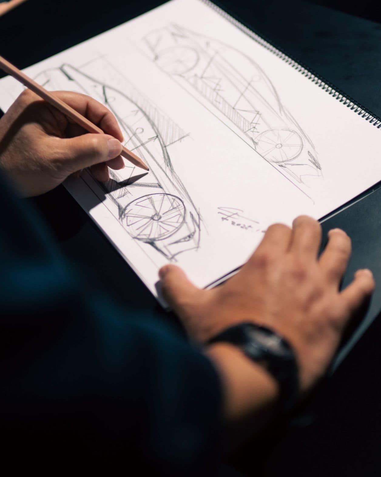 〈LEXUS〉の基幹モデルとなる「ES」と、バッテリー式電気自動車専用モデル「RZ」の新型が日本でも公開に。