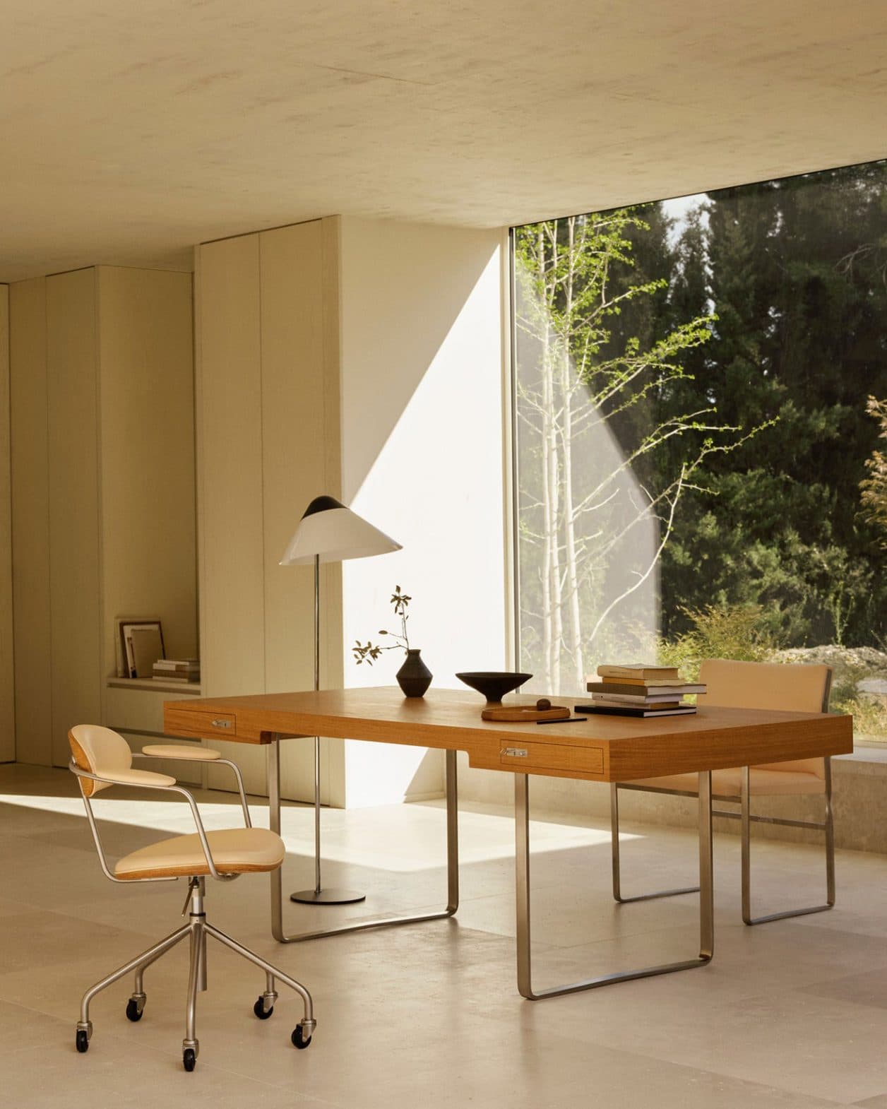 ウェグナーの幻の椅子、ついに復刻！ など〈カール・ハンセン＆サン〉の3つのトピックをお届け。