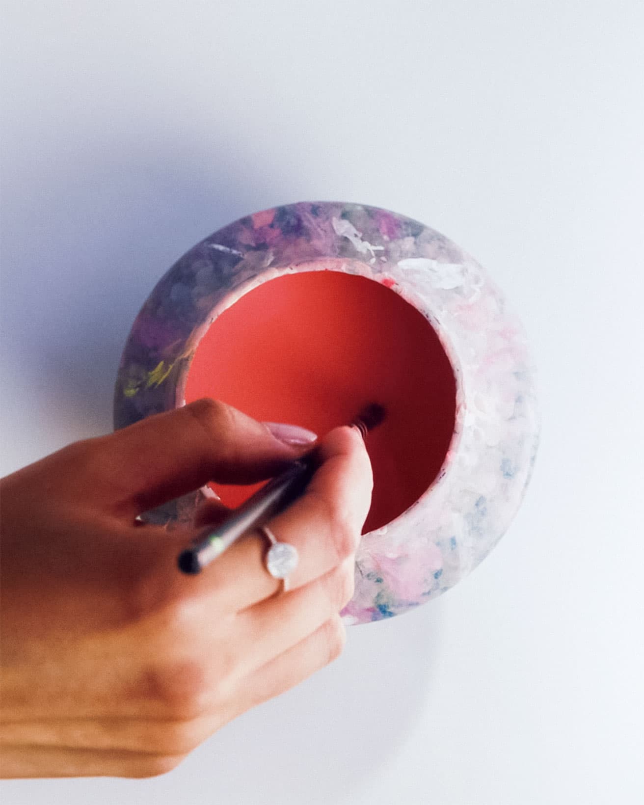 白やピンクで一筆一筆、手で描かれたハンドクラフトの芸術的なボトルには、ジャン・ポール・ゲランが2000年に創作したオーデトワレ《チェリー ブロッサム》を充填。