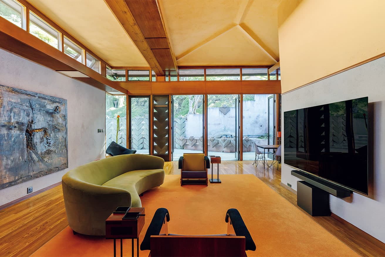 屋外装飾が内部に反映され、内と外がシームレスなヒルサイド・モダニズム空間。