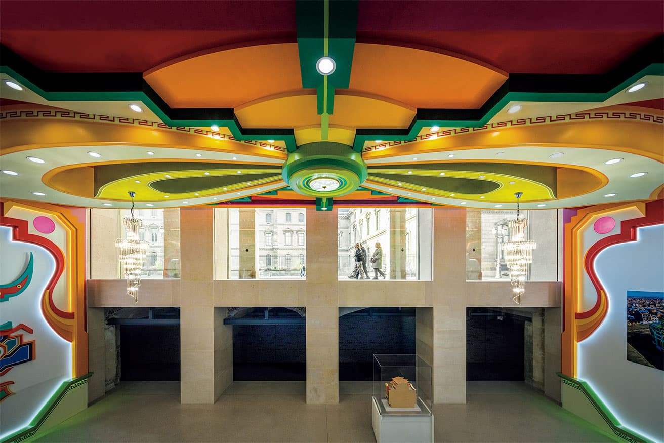 ボリビアの建築家、フレディー・ママニによる《Salón de eventos》（2018年）。ラスパイユ通りでの展覧会で作られた、独特なカラフルな空間を、新しい展示のためにサイズ合わせをした。奥の暗い空間にはサウンドウォーク・コレクティヴと音響生態学者バーニー・クラウスとのコラボレーションによって制作。