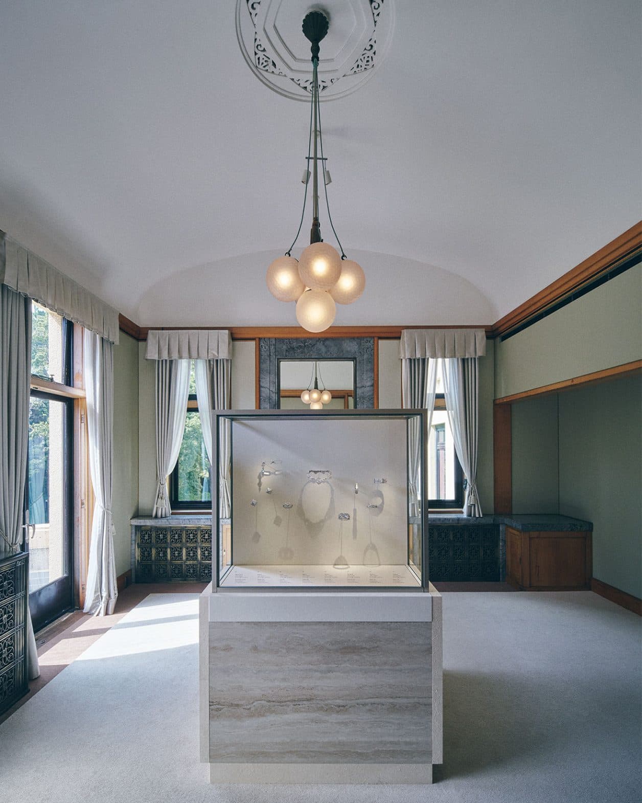 100年ぶりの奇跡の空間体験！ アール・デコで響き合う、〈ヴァン クリーフ&amp;アーペル〉のジュエリーと建築の邂逅。