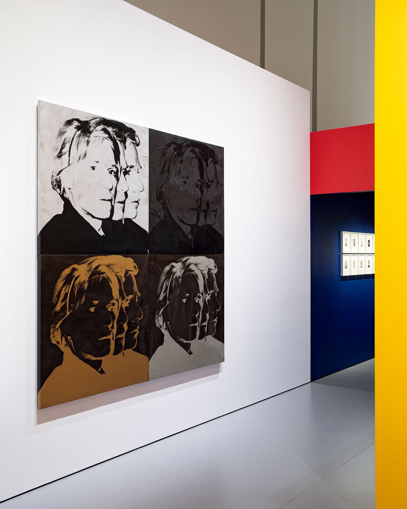 《SELF-PORTRAIT》（1978）　初期は紙ではなくキャンバスを使っていた。強いフラッシュ光撮影により欠点やアラが目立たず奥行き感なく仕上がった自身の写真を、アクリル絵具で塗り分けた画布上にシルクスクリーンで転写した作品。(c) The Andy Warhol Foundation for the Visual Arts, Inc. / Licensed by Adagp, Paris 2025. Courtesy of Fondation Louis Vuitton, Paris