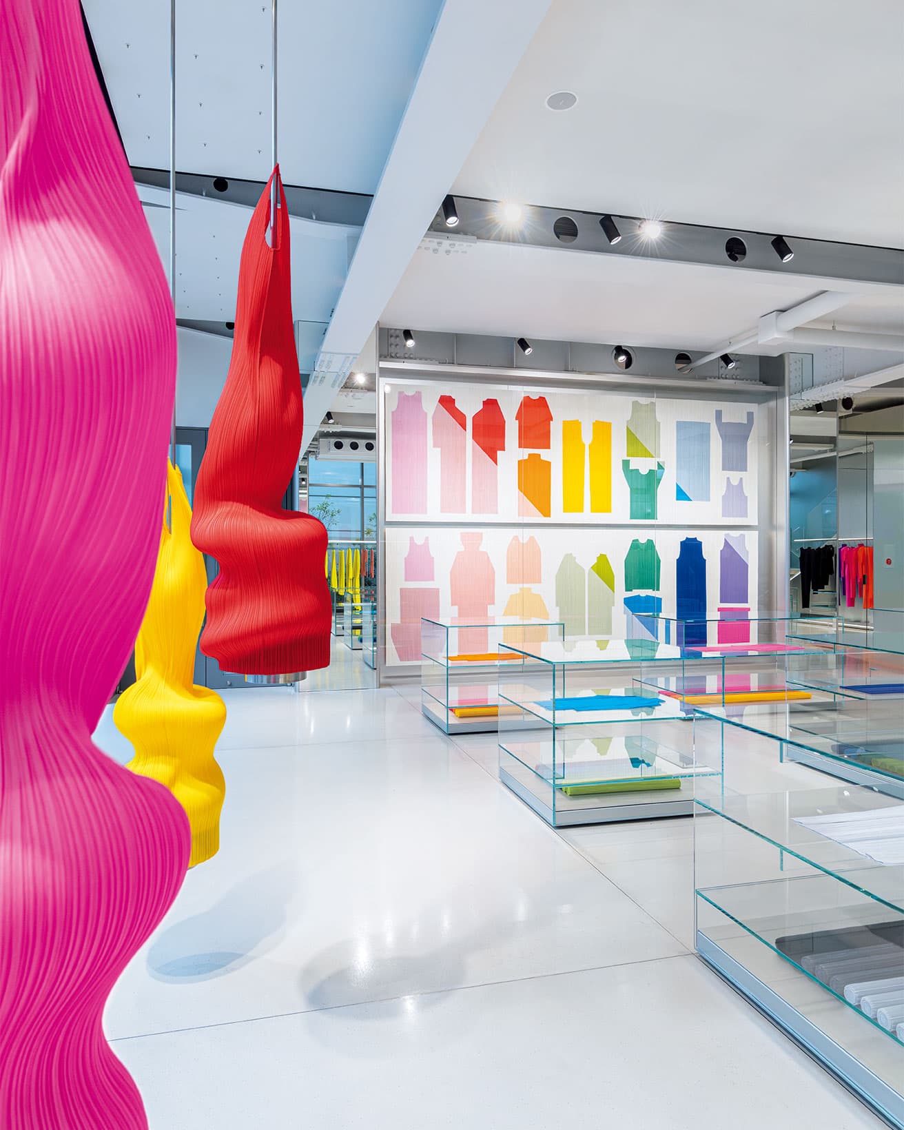 1階壁面に設置されるのはプリーツの加工工程を表現する「プリーツウォール」。プロダクトとしての衣服というブランドの哲学を象徴する絵画的表現。