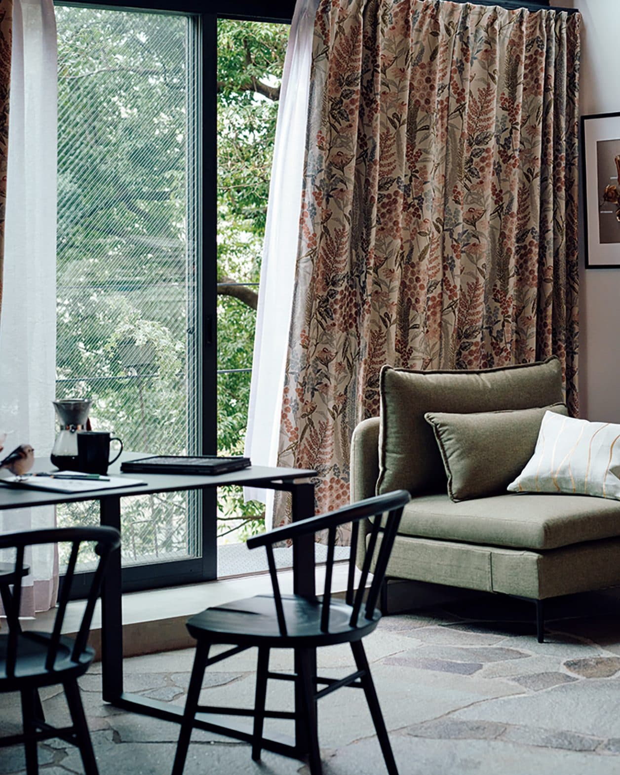 〈ニトリ〉ジャカードカーテンの立体感と光沢で新年を彩る。