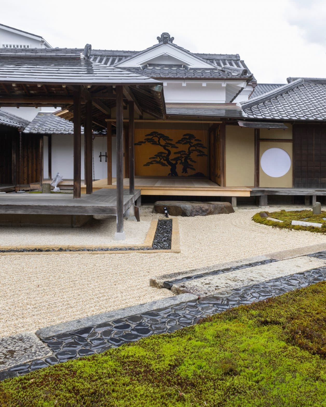 丹波篠山に〈新素研〉が改修した一棟貸しの宿が誕生！ 創業1734年の老舗〈小田垣商店〉の文化財に泊まれる!?