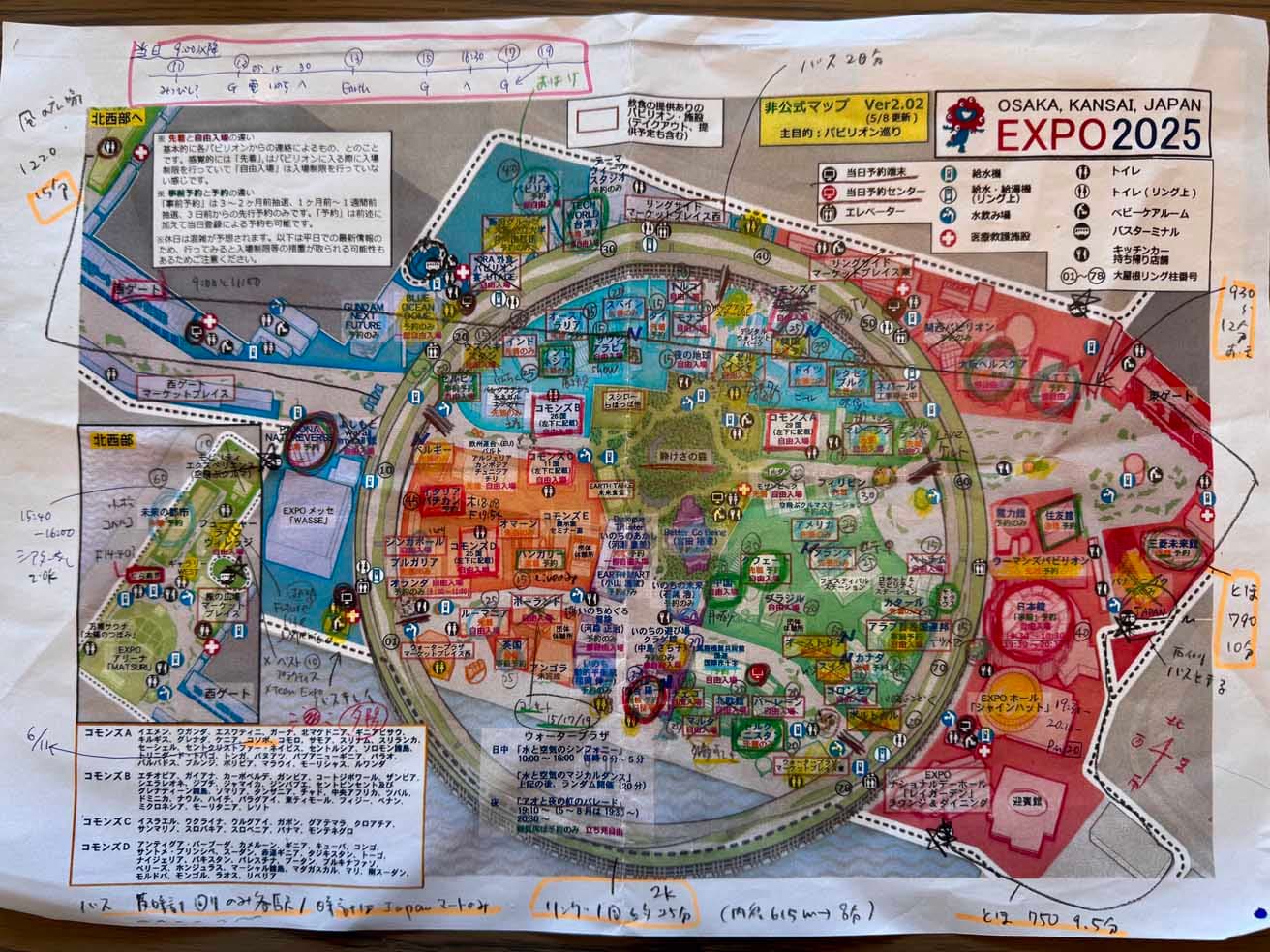 書き込みまくったMY地図。つじさんの非公式マップ（Ver2.02）を活用。「赤」は絶対に行く、「緑」は赤の次に行きたい、「ブルー」は行けたら嬉しいなど色分けしておき、所要時間や各パビリオンについてのメモなどを記入しています。photo_Chieko Yoshiie
