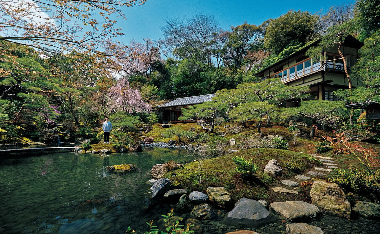 すり鉢状の地形を生かし、さまざまな視点場から絶景を眺められるよう改修を重ねた庭園。