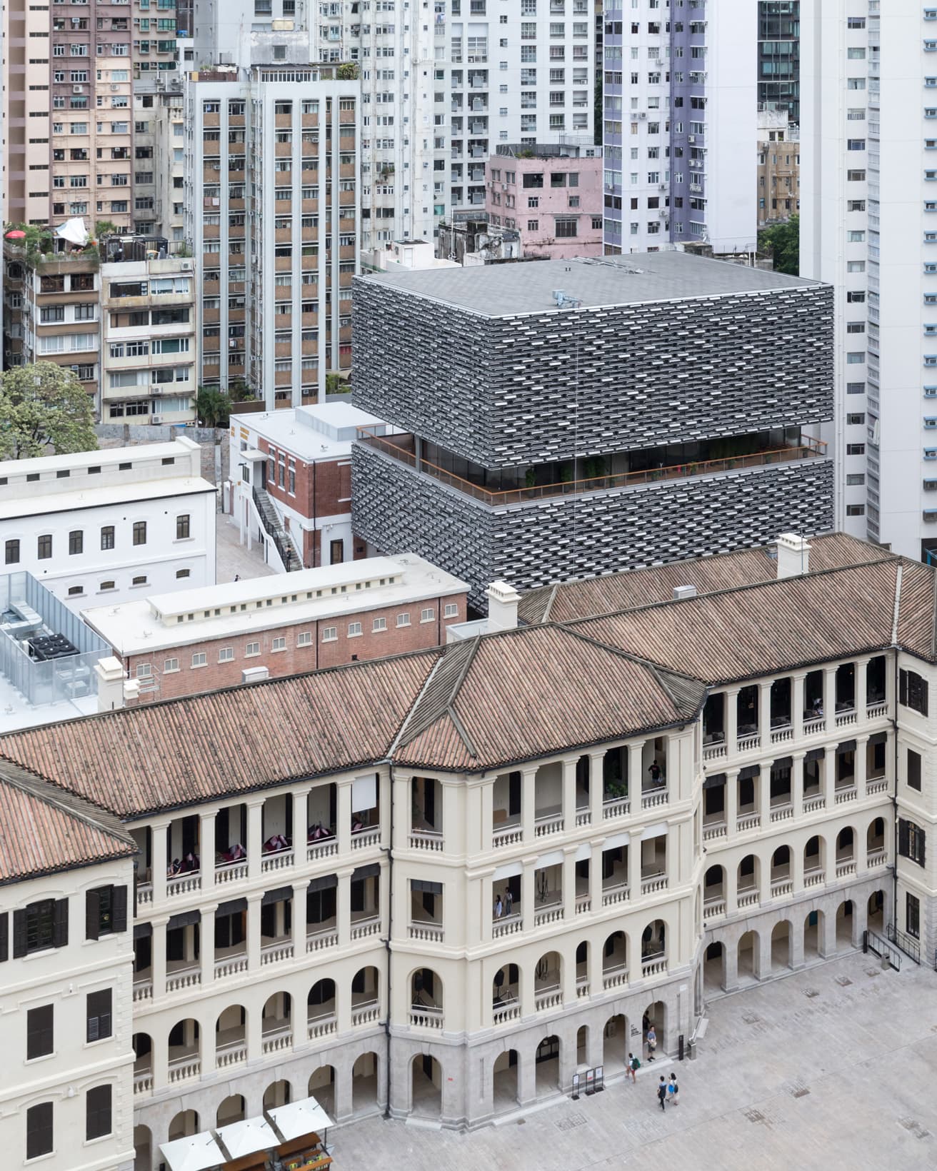 〈大館〉遠景。ヘルツォーク＆ド・ムーロンによる新棟は歴史的建造物とは対照的なデザインとなっている。©Iwan Baan, courtesy of Herzog &amp; de Meuron 

