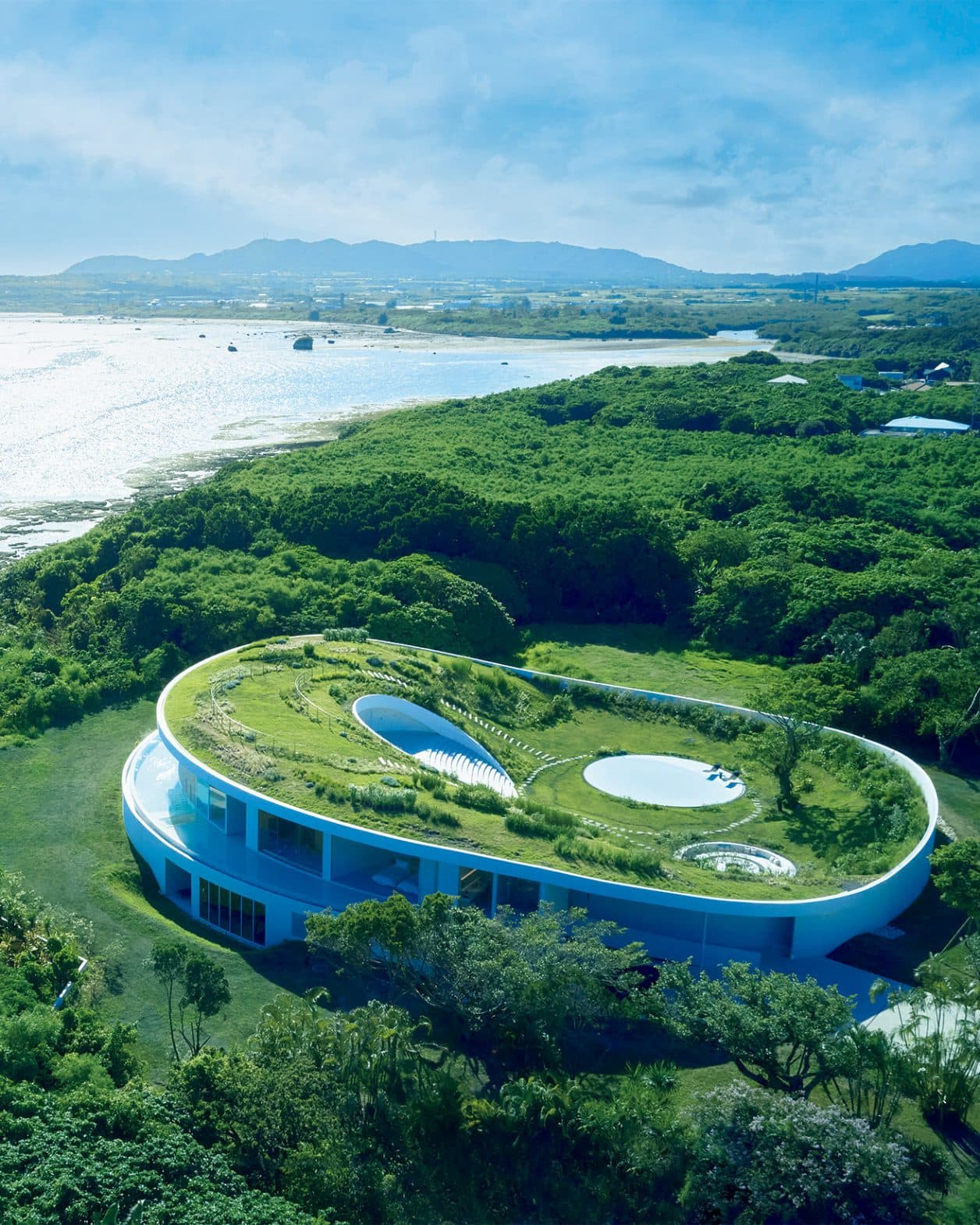 緑と海に溶け込む唯一無二の建築。藤本壮介が手がけた地球を感じるヴィラ〈NOT A HOTEL ISHIGAKI 〉が完成。