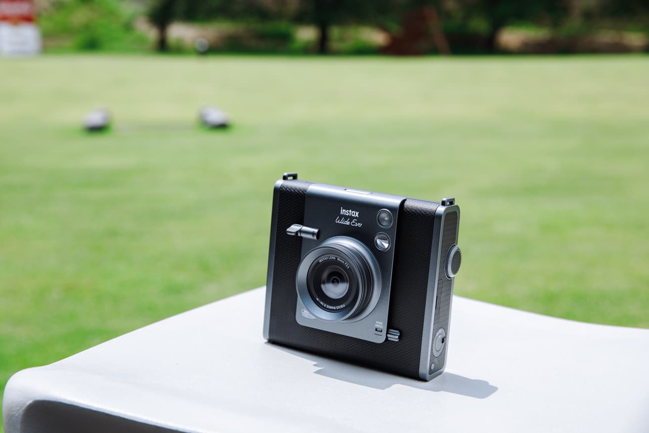 〈チェキ™〉の最上位モデル《instax WIDE Evo™》。今回、写真家・矢吹健巳はこのカメラで〈原美術館ARC〉を新たな視点で切り取った。photo_Kenya Abe