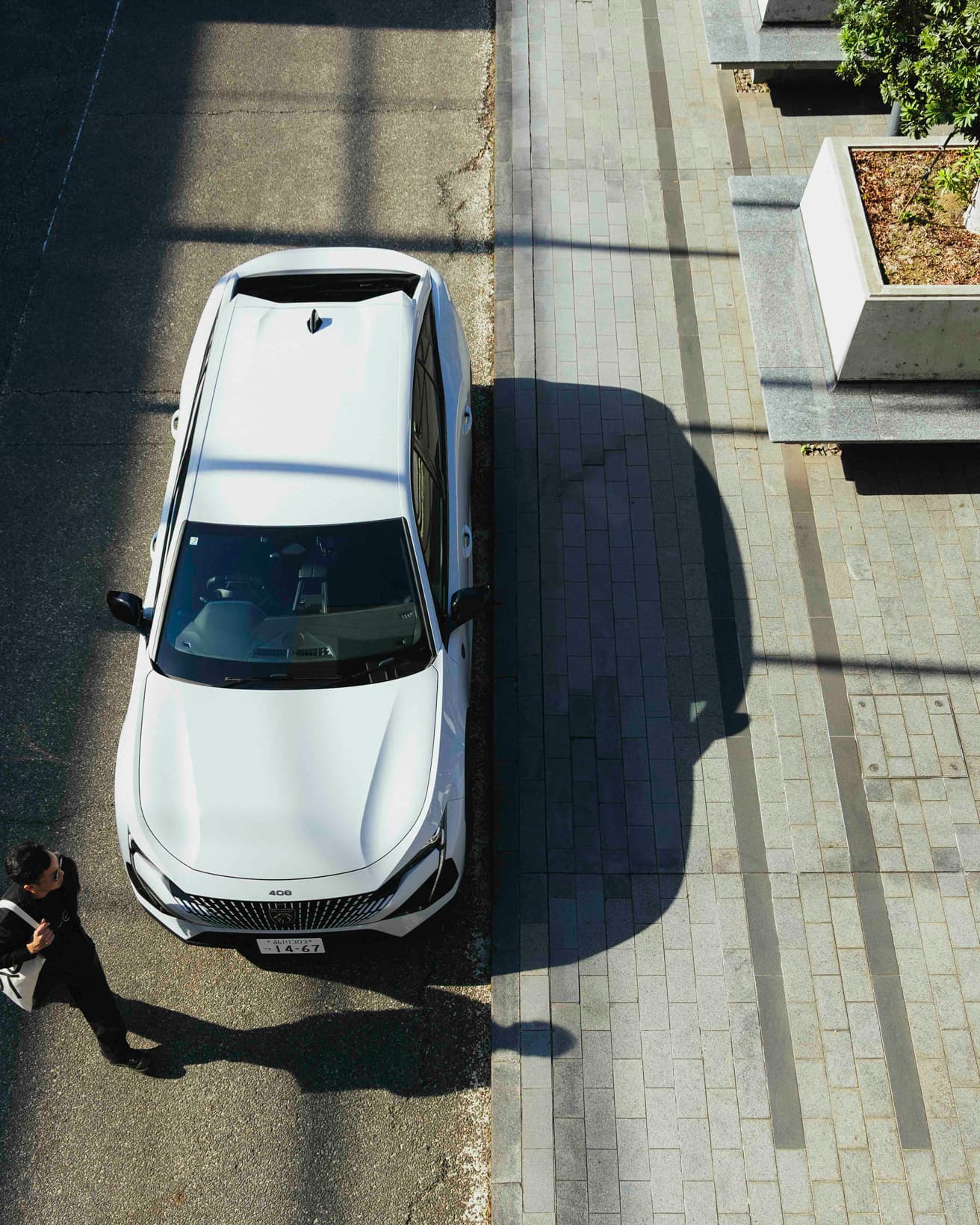 上から見下ろすと、ルーフエンド両側のスポイラーがライオンの耳の形をしていることがよく分かる。＊車寄せへの留置は特別な許可を得て撮影しています。
