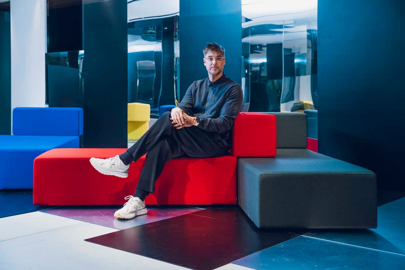 NIIから発表した《ビットマップ》に座るトッド・ブレイチャー。 photo_Ooki Jingu
