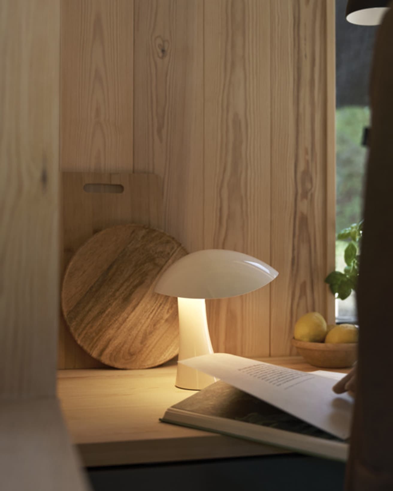 ヘッドが傾斜しているため斜め下方向に光を広げ、読書ランプにも最適。