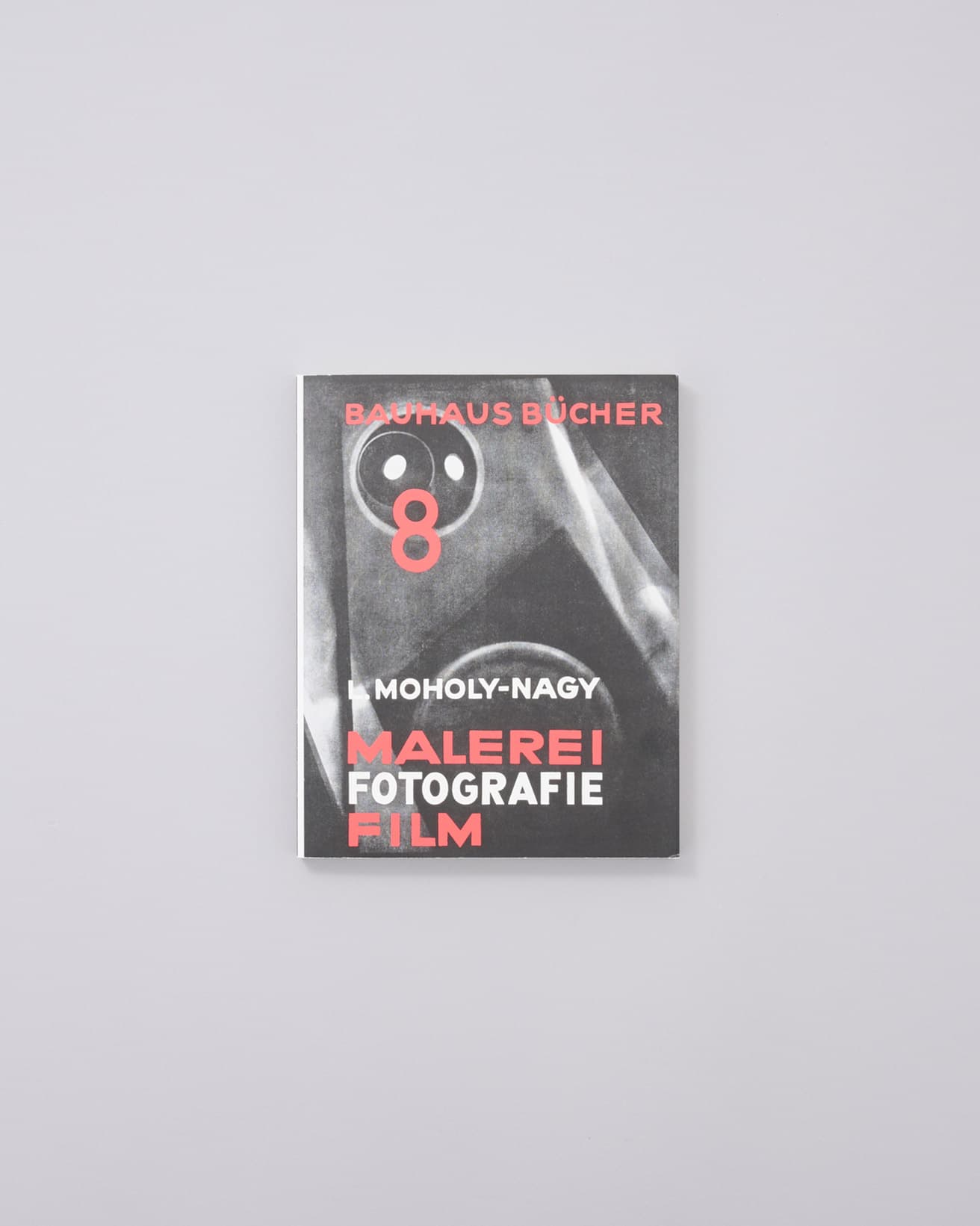 1925年に刊行された原書『絵画・写真・映画』の翻訳版。絵画と新しい視覚メディアとしての写真や映画との関係性を論じた、当時としては画期的な一冊。さまざまな技法を駆使した実験的作品も多数収録されている。『新装版 バウハウス叢書 8 絵画・写真・映画』L・モホリ=ナギ著、利光功訳、中央公論美術出版 3,300円/2020年。