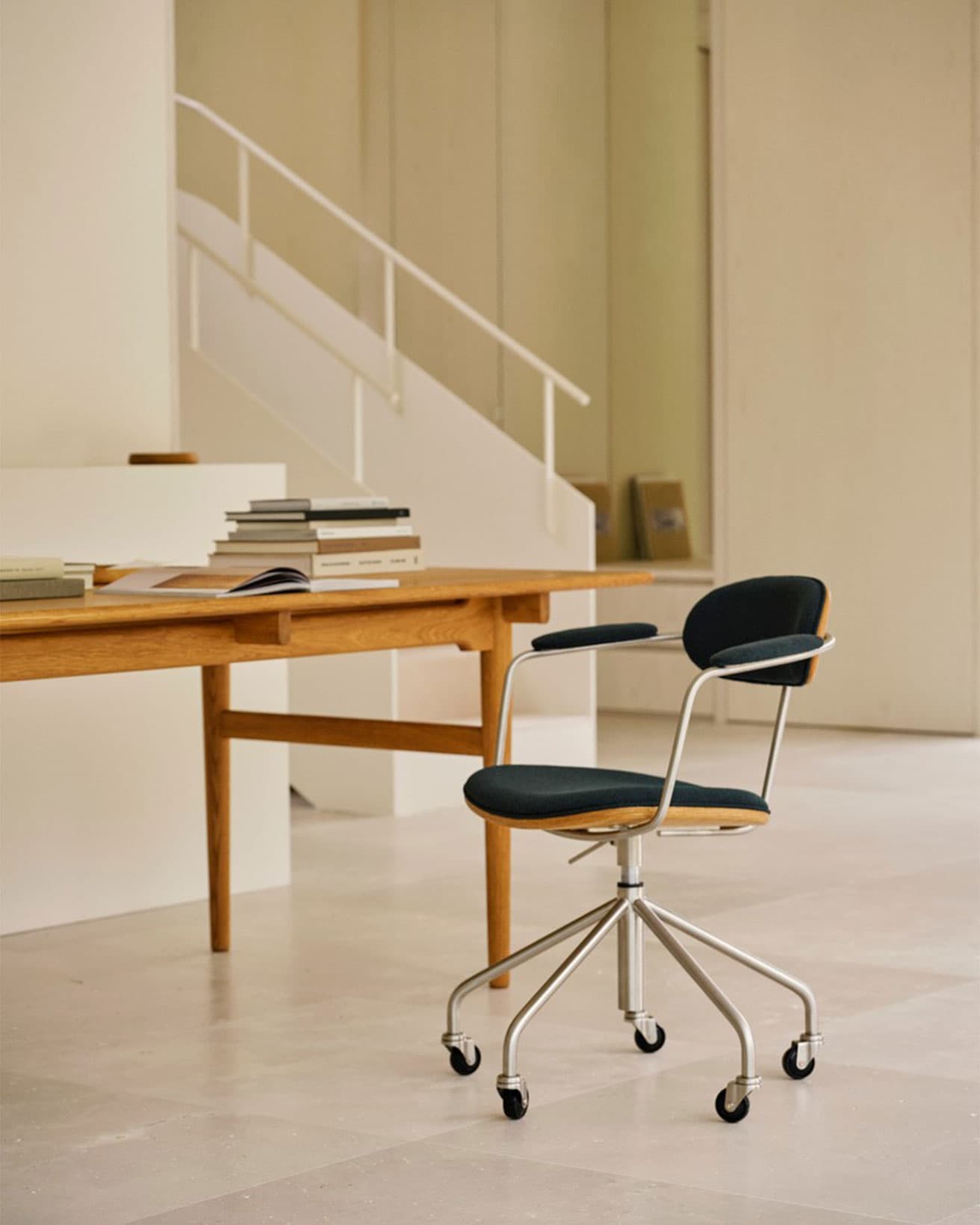 《CH621 スウィベルチェア》 442,200円〜。サイズ:H75.5(SH45)〜84.5×W60.5×D54〜61cm。