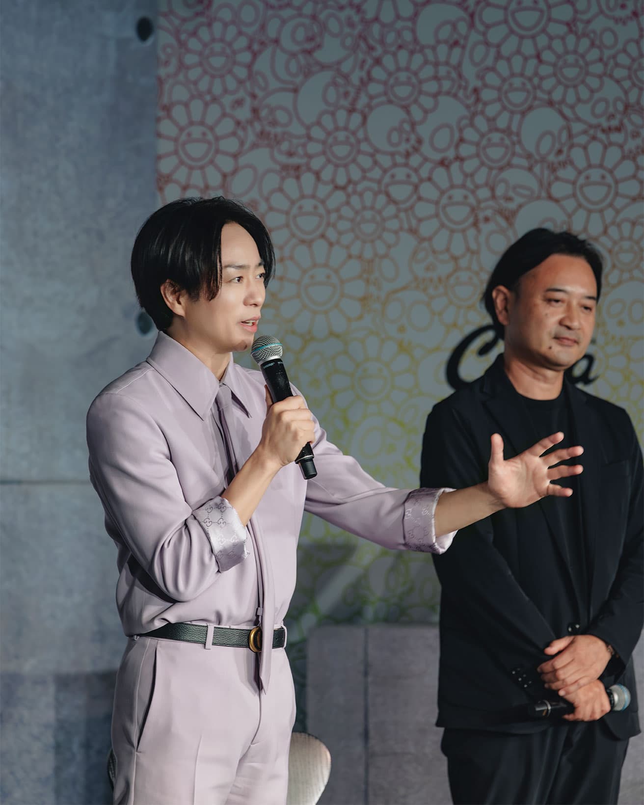 ネクタイ姿で登壇し、挨拶する櫻井さん。久々のファンとの交流を楽しんだ。