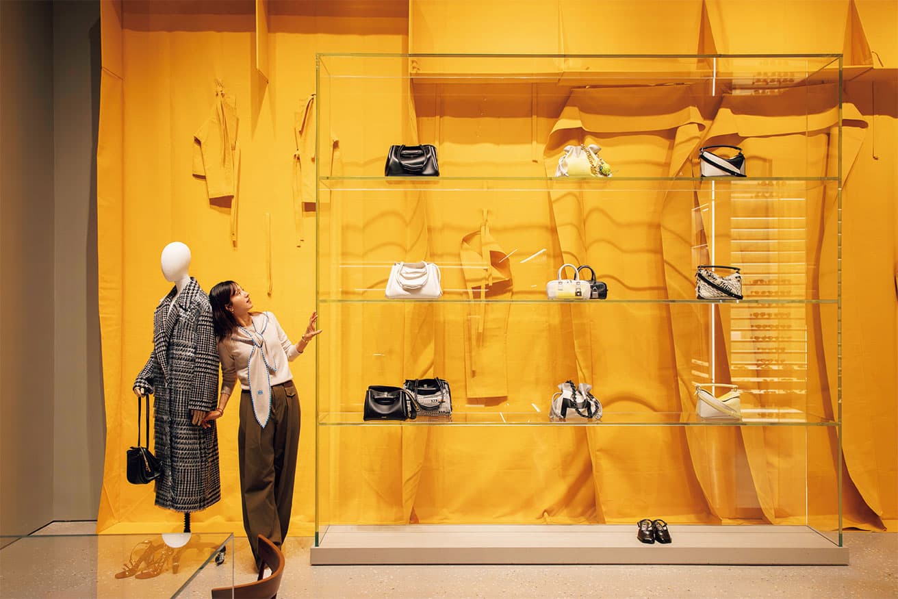 〈CASA LOEWE Montaigne〉現在の店舗に隣接する、かつての店舗だったスペースを改装し、統合する形で11月6日にオープン。562平米という広大なスペースでは、各所に配置された名作家具やアートピースを楽しみながらゆったりとショッピングが楽しめる。壁面にはフランツ・ヴァルターの《Gelbe modellierung》(1985)。パンツやジャケットの断片を融合させた巨大な作品で、2019年秋冬メンズショーの背景を飾った。スカーフ セーター214,500円(予定価格)、パンツ196,900円(予定価格)、ピアス59,400円、カフ210,100円、ブレスレット38,500円(ロエベ ジャパン クライアントサービス TEL 03 6215 6116)。