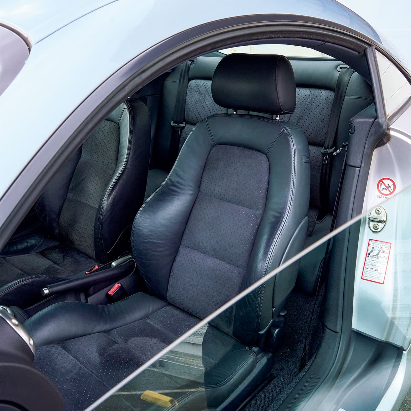 シンプルを極めたエクステリアに比べ、シートの見た目は常識的。