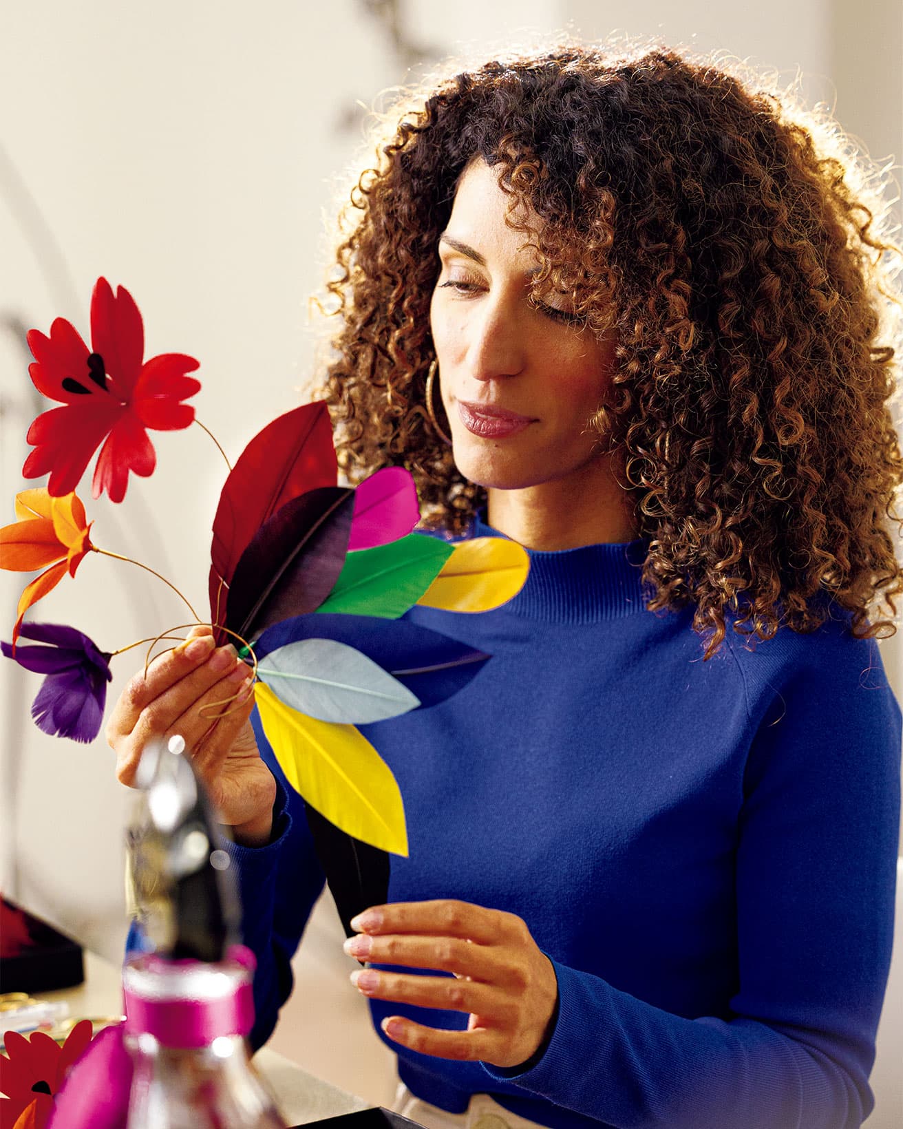 ジャナイナ・ミレイロ リオデジャネイロ生まれ。パリで刺繍を学んだ後、鳥の羽を用いたアート表現に転向しモード、インテリア、舞台芸術などで活躍。