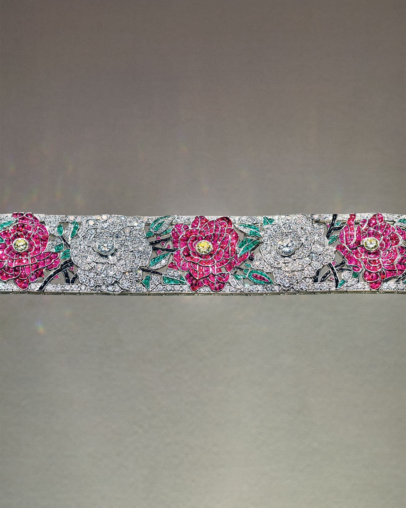 《絡み合う花々、赤と白のローズブレスレット》1924年、プラチナ、エメラルド、ルビー、オニキス、イエローダイヤモンド、ダイヤモンド。1925年のパリ、アール・デコ博覧会でグランプリを受賞した作品。