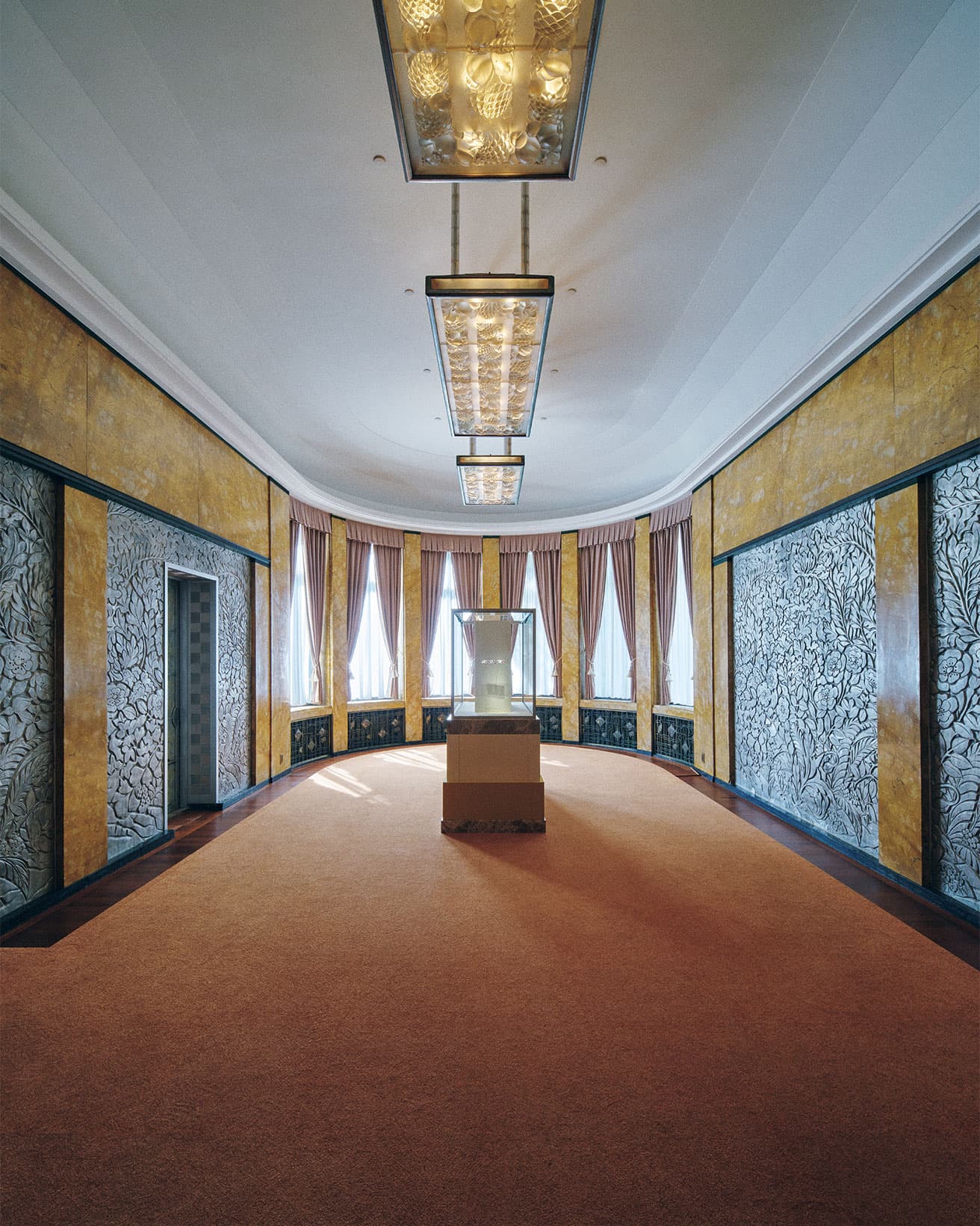 1階大食堂。天井にはルネ・ラリック作のシャンデリア「パイナップルとザクロ」。壁は彫刻家イヴァン=レオン=アレクサンドル・ブランショがデザインしたレリーフ。