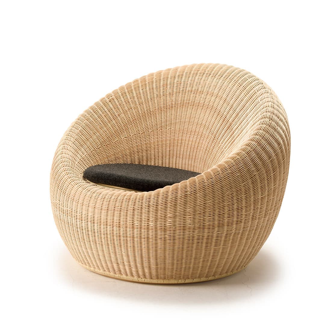 ニューヨーク近代美術館(MoMA)が最初にコレクションに加えた日本人デザイナーによる椅子はどれ?