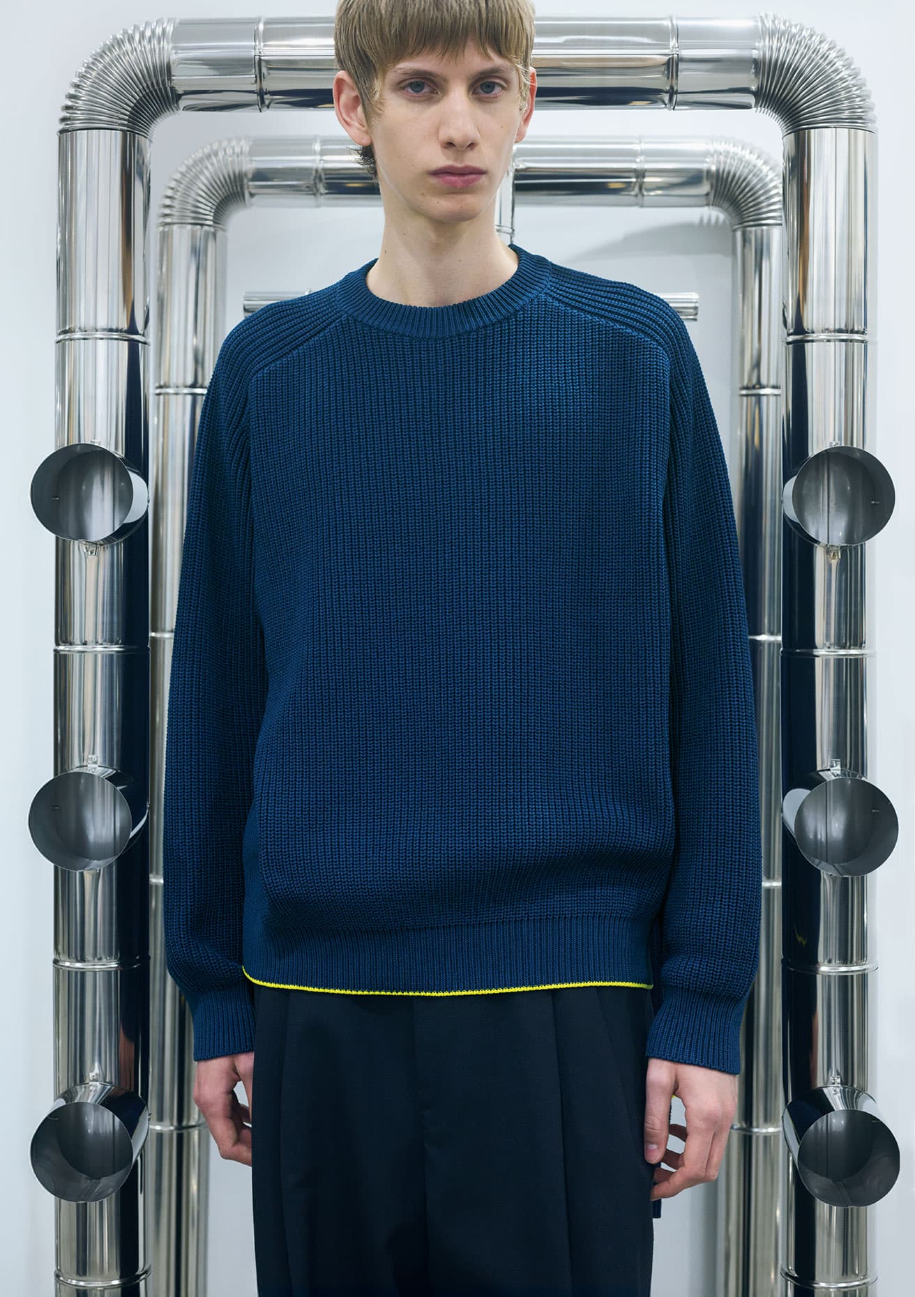 クルーネックセーター5万5000円(東京デザインスタジオ ニューバランス/ニューバランス お客様相談室 TEL 0120 85 7120)。パンツはスタイリスト私物。