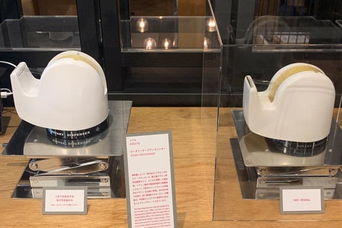 柳宗理の名作《ロータリー・テープ・ディスペンサー》のオリジナル(右)と、2020年2月に復刻販売されたもの。2019年12月〜2020年1月に原宿の〈THINK OF THINGS〉にて行われた展覧会「TOOLS TO HAND(s) ON - 継がれるもの/使われるもの -」より。 photo_Keiko Kusano