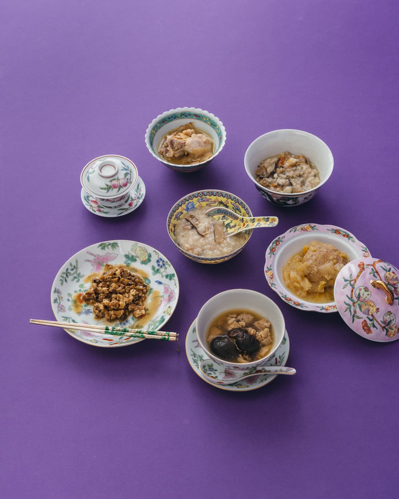 セットには本格的な台湾料理6種類が。普段でも器に盛り付けたら、台湾グルメの手軽なパーティーを楽しめそうなクオリティだ。(上から時計回りに)鶏肉と生姜を酒で煮込んださっぱり味のスープ《麻油雞(マーヨージー)》、干し椎茸と干しエビのとろりとした五目おかゆ《鹹粥(シエンジョウ)》、大きな肉団子と白菜の煮込み料理《獅子頭(シーズトウ)》、生姜を効かせたほろほろ鶏肉と椎茸のスープ《香菇雞湯(シャングージータン)》、豚バラ肉を醤油と砂糖で甘辛く味付けした、台湾の人気メニュー《魯肉飯(ルーローハン)》、椎茸と豚肉の優しい味のおかゆ《香菇痩肉粥(シャングーショウロウジョウ)》。