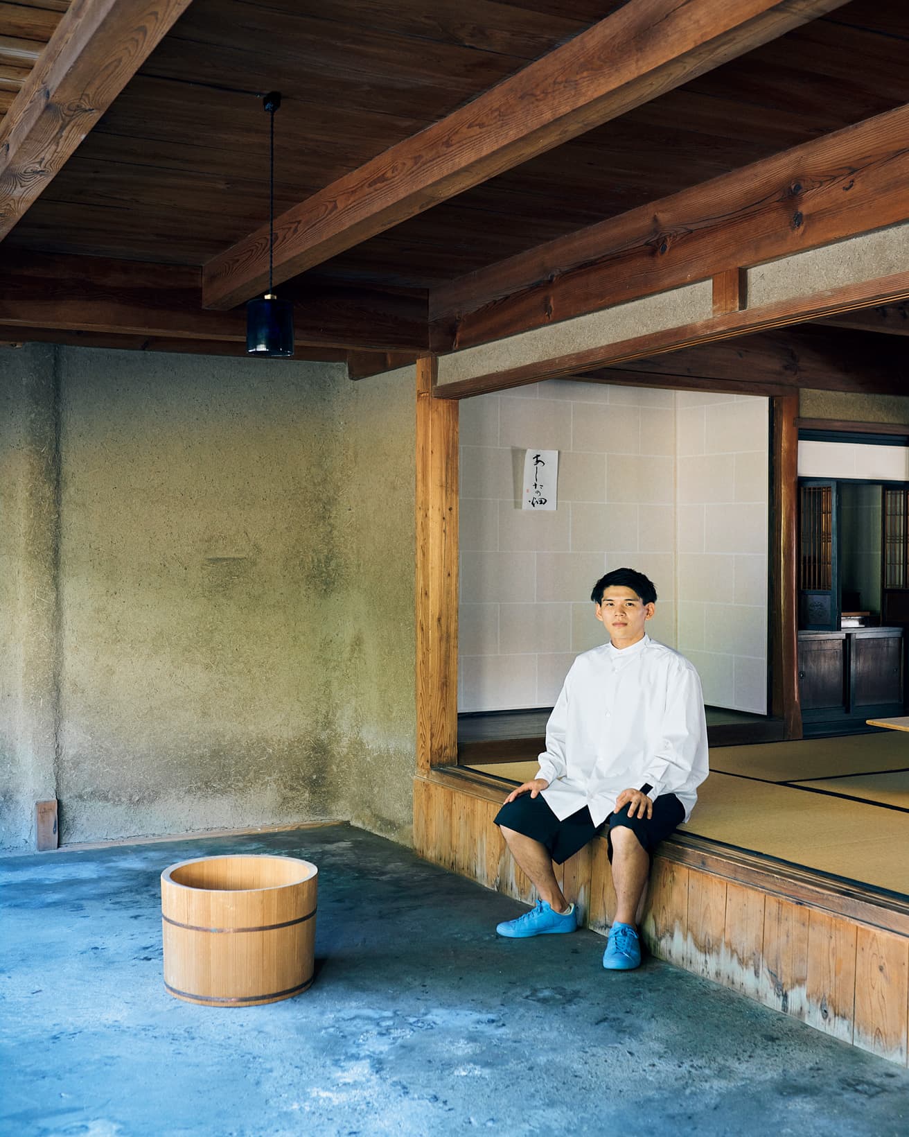 自ら手がけた〈間人(たいざ)スタジオ〉に佇む橋詰隼弥。彼が参画するNPO法人は間人で「明日の畑」プロジェクトを主催している。