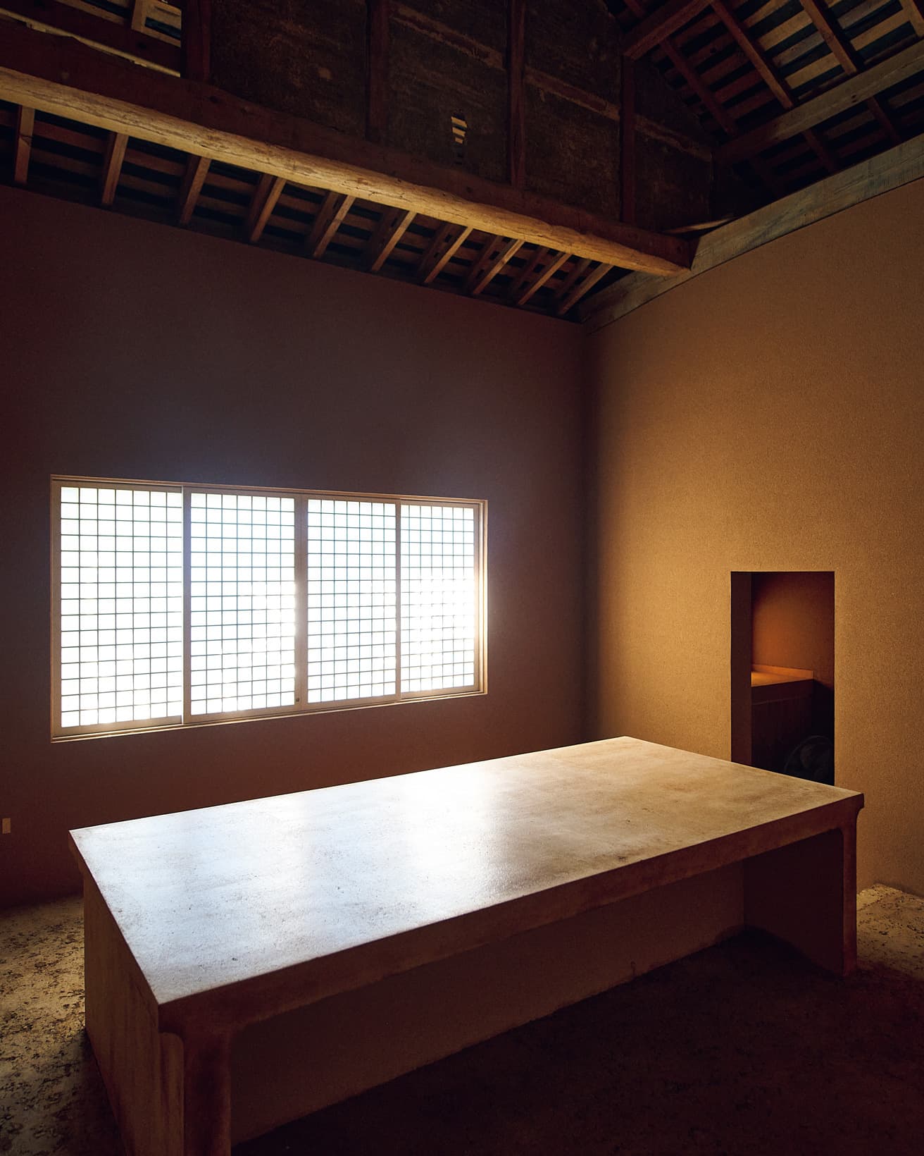 新施設〈間人レジデンス〉は美術家AAWAAとの協働。地元の土を使った壁の赤色が鮮やかだ。