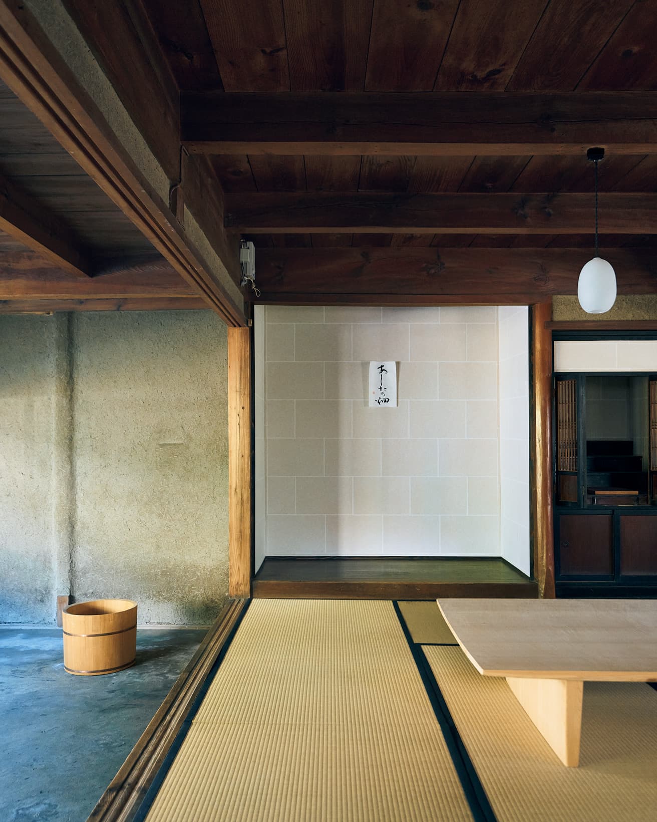 〈間人スタジオ〉の床の間は、表具師・藤田幸生が和紙を貼った。