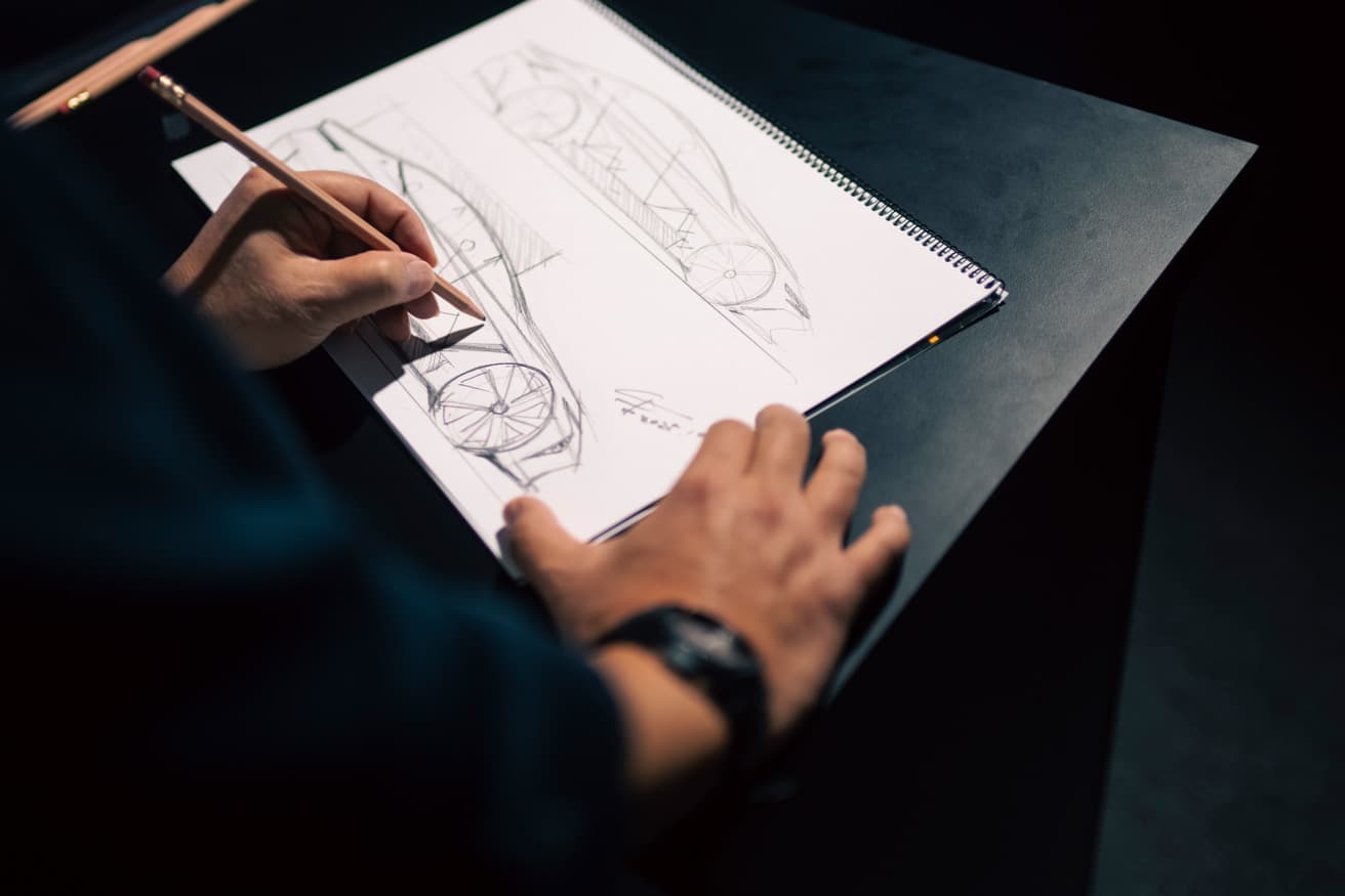 新型と7代目の「ES」を比較した、プロジェクトチーフデザイナー熊井弥彦さんによるスケッチ。