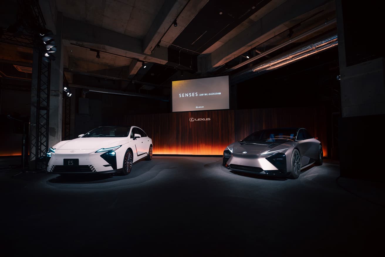 2026年春に日本登場予定の新型「ES」。右は、デザインの着想源となったコンセプトカー「LF-ZC」。