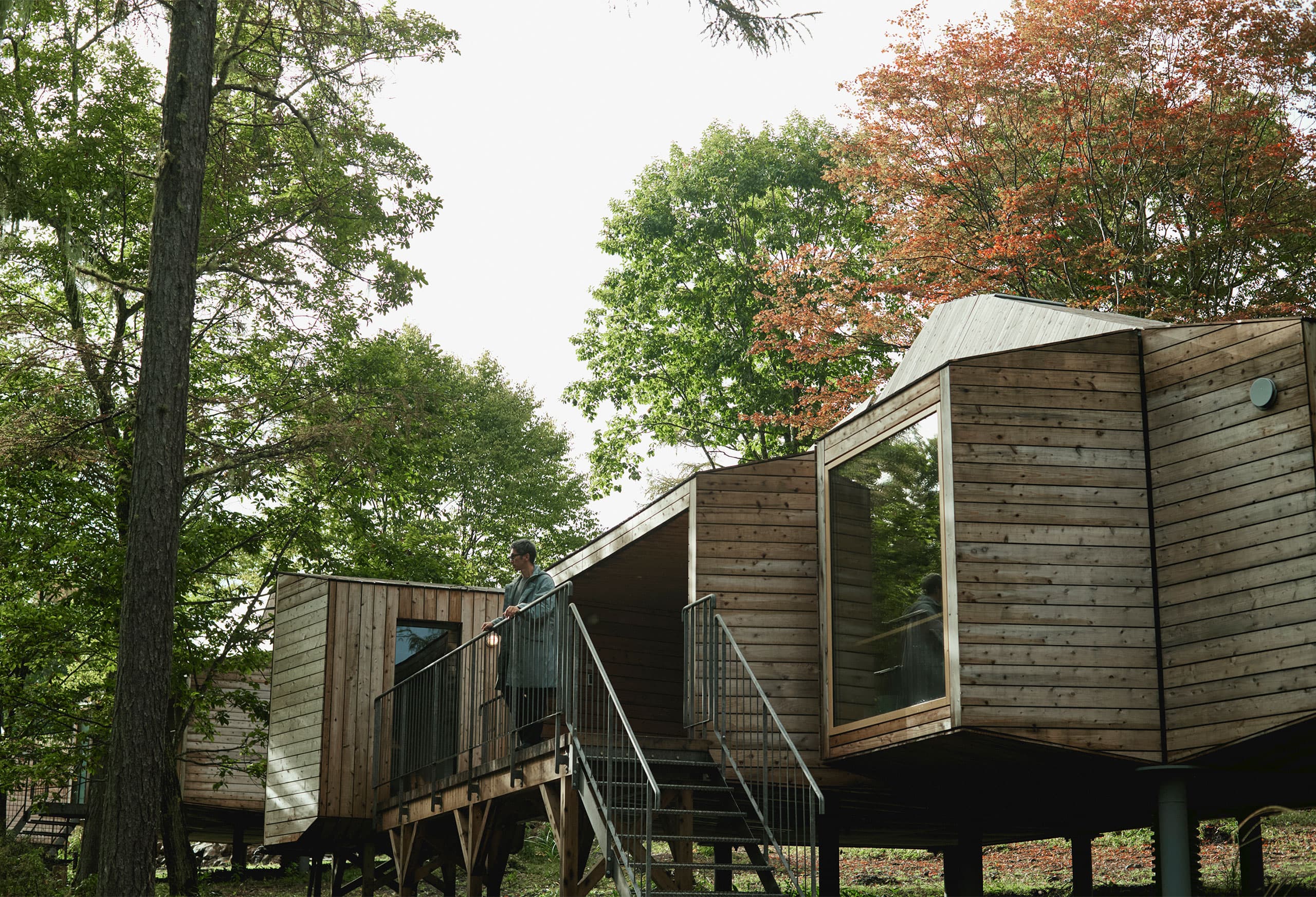 シェア別荘〈SANU〉の建築家・安齋好太郎が体験。秋深まる蓼科で“じんわりあたたかい”光電子ウェアの魅力。